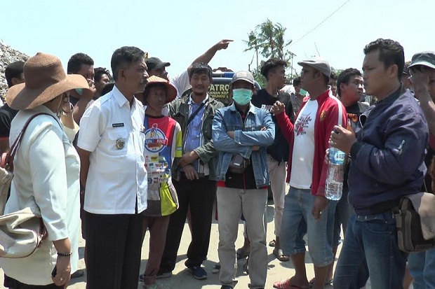 Protes Pencemaran, Warga...