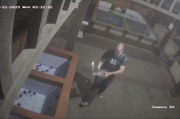 Polisi Buru Bule Pencuri...