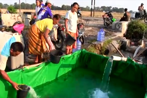Kekeringan, Warga Cirebon...