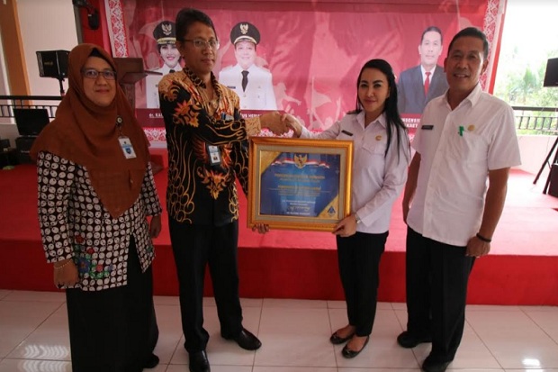 Bupati Landak Karolin...