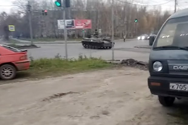 Sebuah Tank Tabrak Mobil...