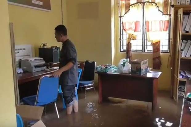Ruangan Terendam Banjir,...