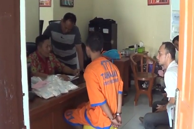 Bekuk Kurir Ganja, Polisi...