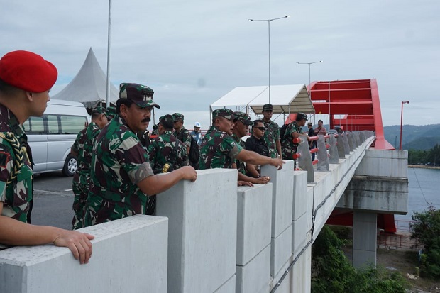 Panglima Tinjau Jembatan...
