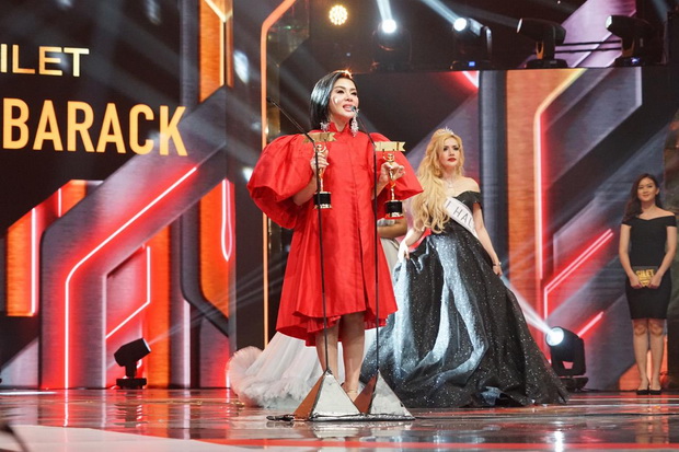 Luna Maya Sabet Predikat...