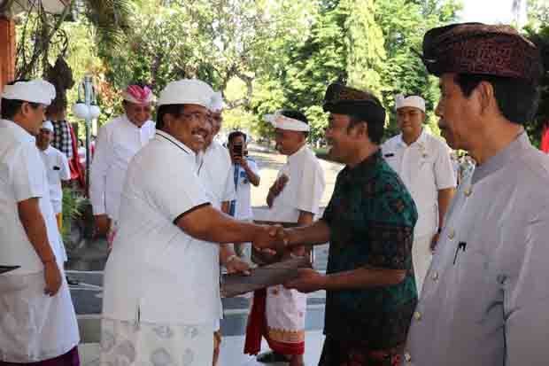 5 Desa di Buleleng Terima...