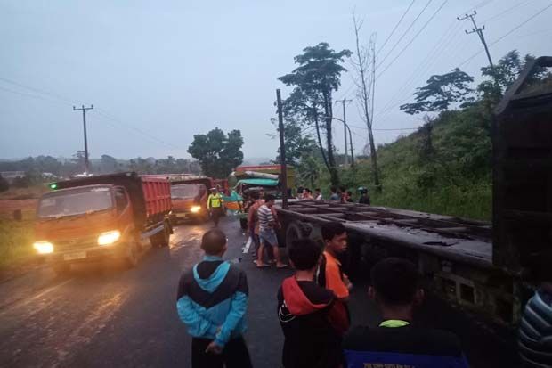 Tabrak Belakang Tronton...