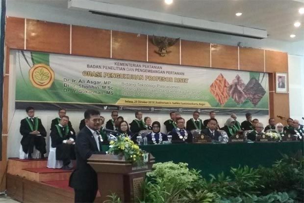 Kukuhkan Tiga Profesor...