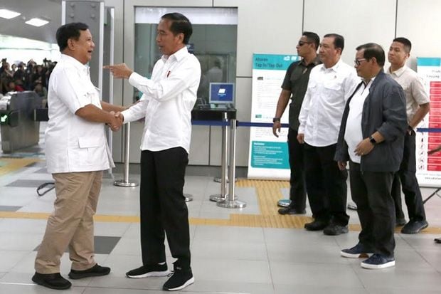Jokowi-Prabowo Tertawa...