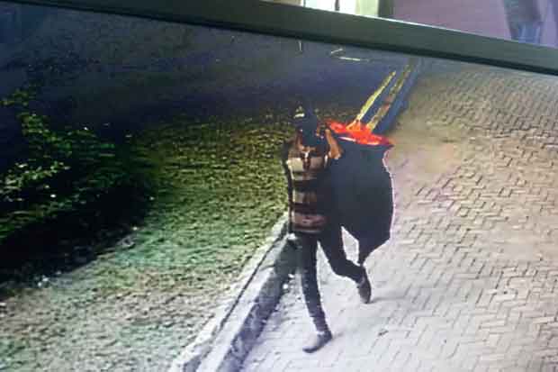 Pemulung Terekam CCTV...