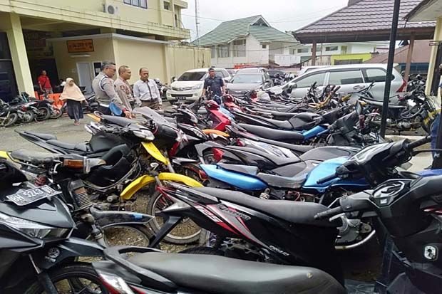 Polisi Gerebek Puluhan...