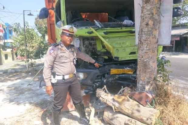Truk Seruduk Rumah Warga,...