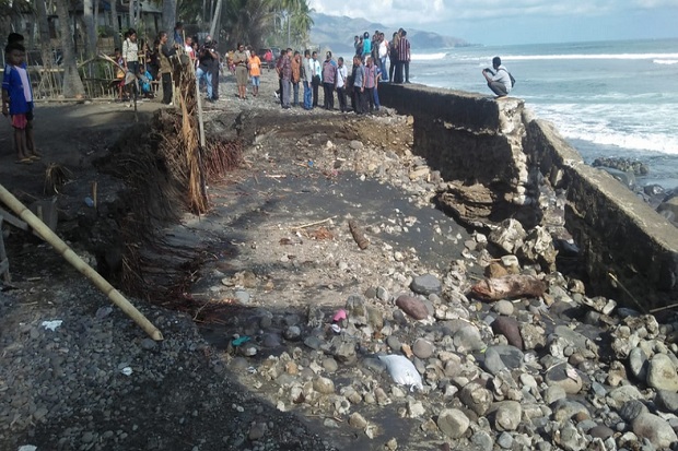 Gelombang 6 Meter Terjang...