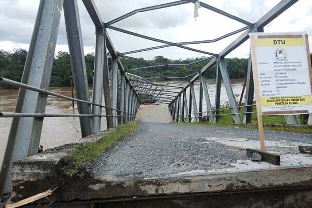 Jembatan Hancur Diterjang...