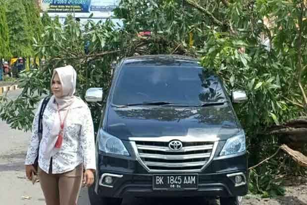 Mobil Anggota DPRD Labusel...