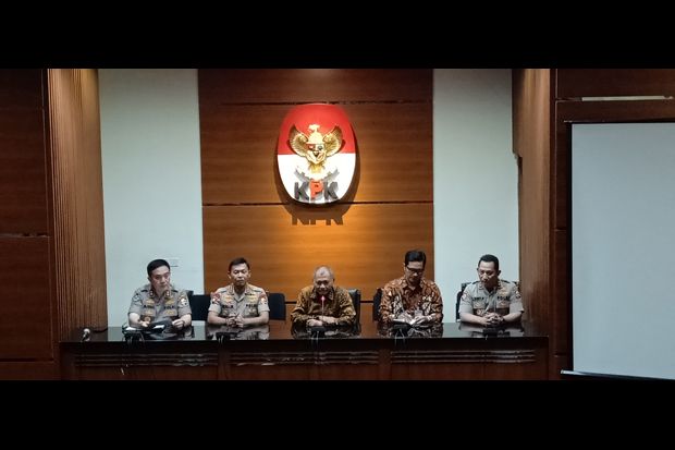 Datangi Gedung KPK,...