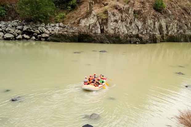 Mencari Ikan di Sungai...