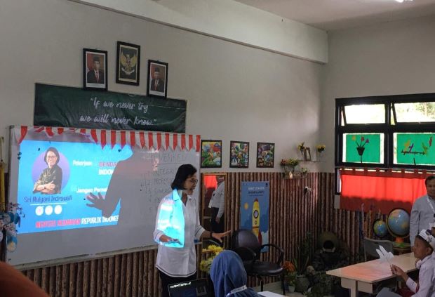 Menkeu Jadi Guru SD,...