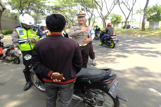 Pemotor Ceramahi Polisi...