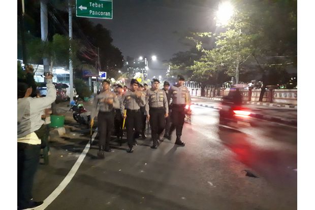 Polisi Kantongi Identitas...