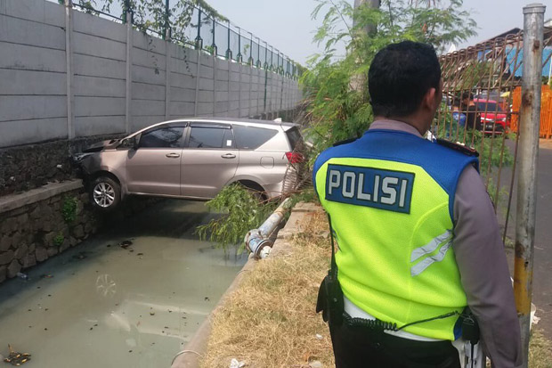 Sopir Mengantuk, Mobil...