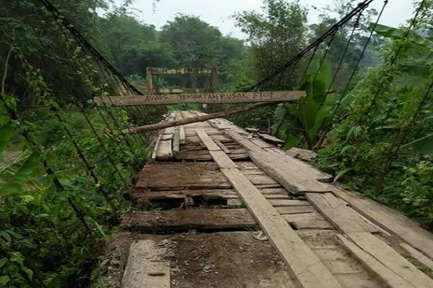 Jembatan Nyaris Putus,...