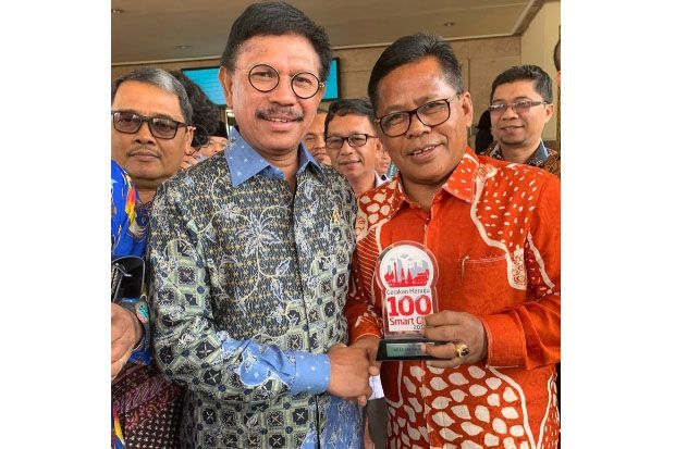 Aminullah Terima Penghargaan...
