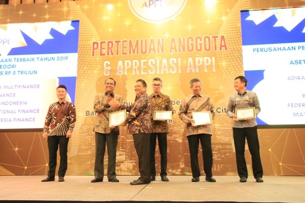 FIFGROUP Raih Penghargaan...