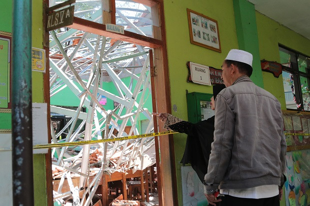 Dua Gedung Sekolah Ambruk,...