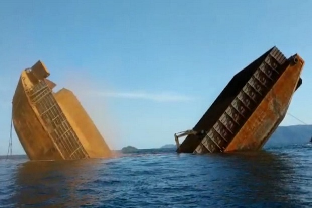 Kapal Tongkang Muat...