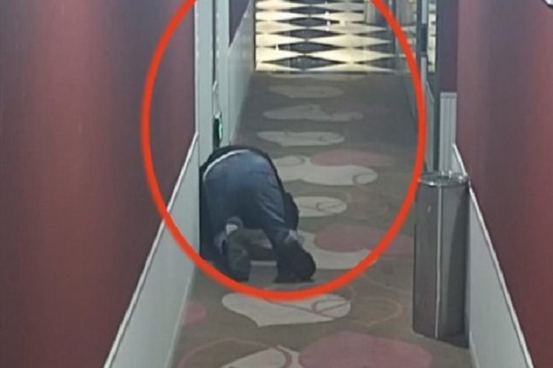 Pria Ini Merangkak demi...