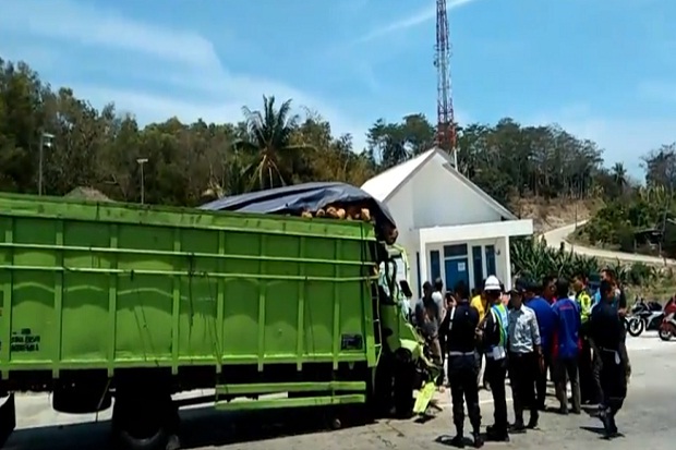 Truk Hantam Truk di...