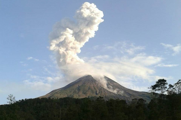 Gunung Merapi Masih...