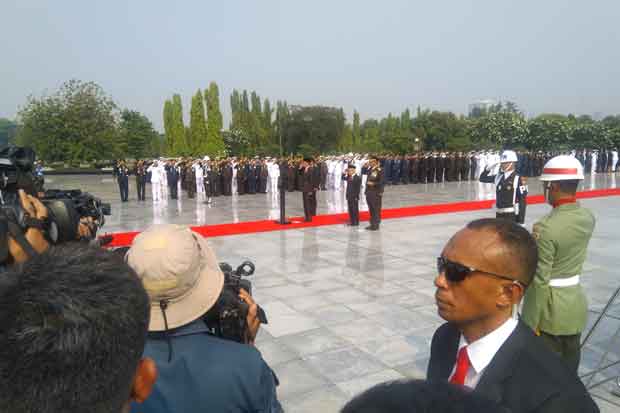 Jokowi Pimpin Upacara...