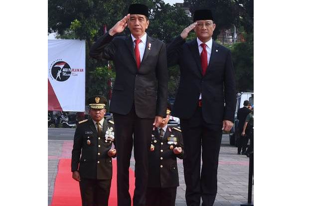 Pimpin Upacara Hari...
