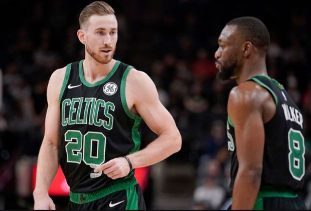 Tangan Kiri Pemain Celtics...