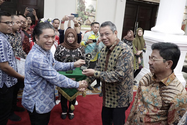 Pemkot Tangsel Sabet...