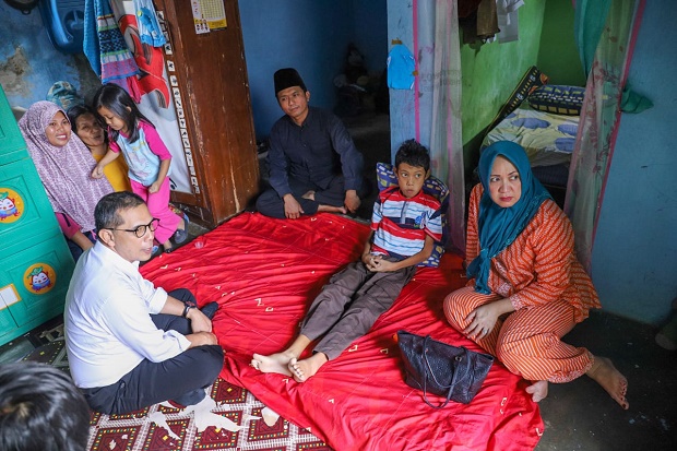 Jenguk Anak Penderita...