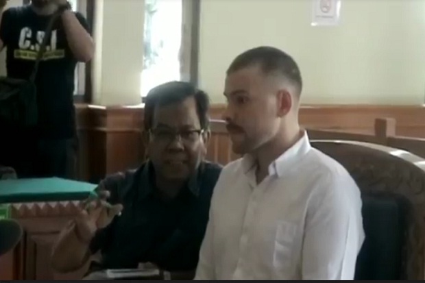 Tendang Warga di Kuta...