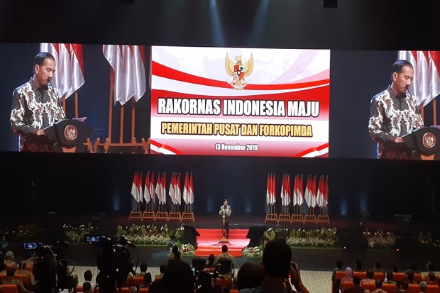 Aparat Hukum Gigit Orang...