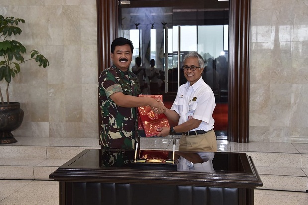 Amankan Fasilitas dan...
