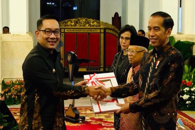 Presiden Jokowi Serahkan...