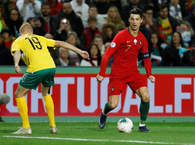 Hat-trick Ronaldo Warnai...