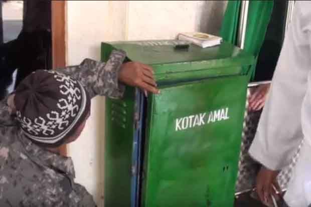 Dua Pemuda Curi Kotak...