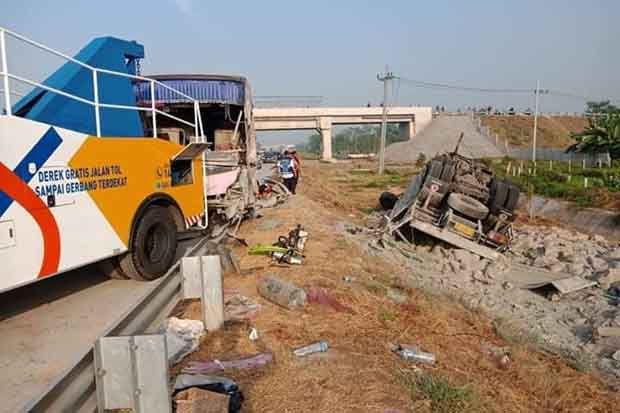 Bus Seruduk Truk, Sopir...