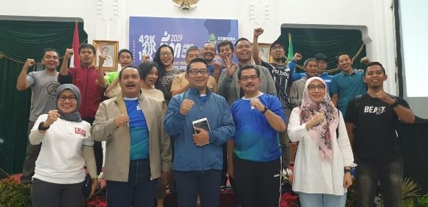 Berlari Sambil Mencintai...