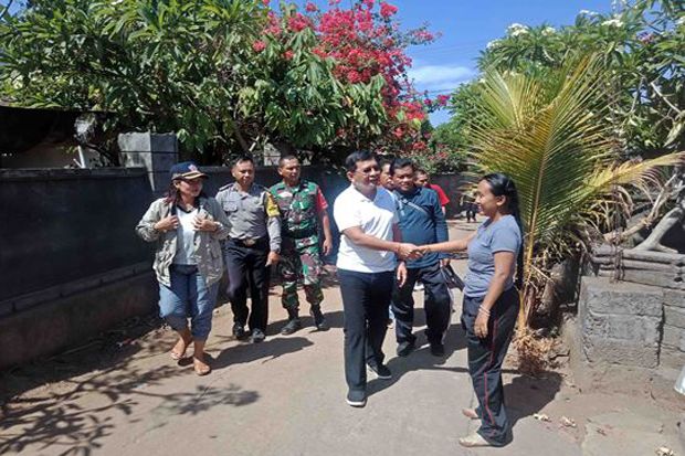 Tinjau Korban Gempa,...