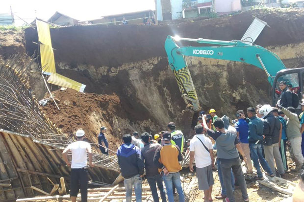 Longsor di Lokasi Proyek...