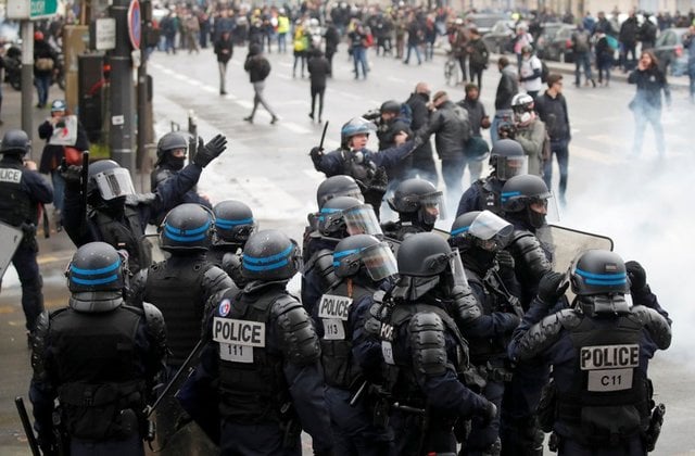 Polisi Paris Tembakkan...