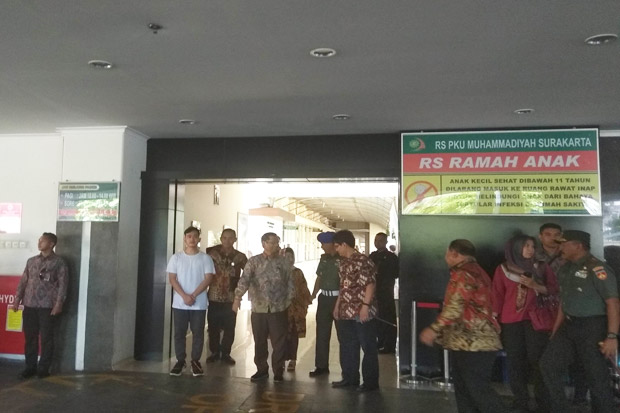 Mahfud MD Jenguk Cucu...